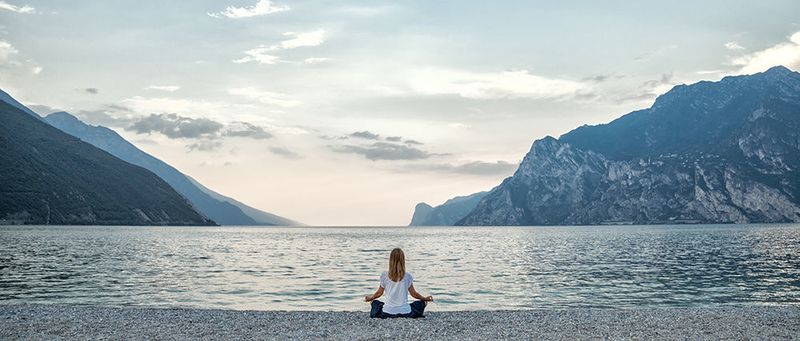13. Lassen Sie „Fünfe gerade sein“. Bei der Arbeit können Sie dem „Null-Fehler-Prinzip“ huldigen. Doch im Urlaub sollten Sie ein „easy living“ praktizieren. Sonst ärgern Sie sich über jeden lahmen Kellner und zu warmen Cocktail. (nickolya - stock.adobe.com)