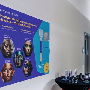 Diese einzigartigen Effekte beruhen auf dünnen Kohlenstoffschichten auf der Pigmentoberfläche.(Bild:  Glatt)