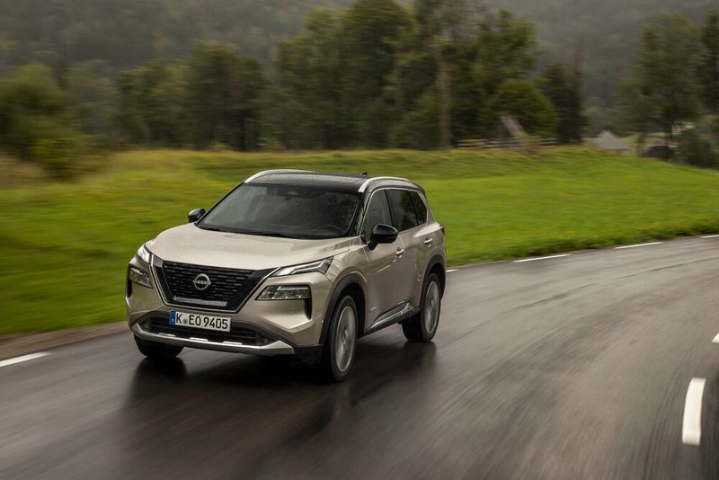 Den X-Trail hat Nissan dagegen komplett erneuert. Er ist erstmals auch mit einem rein elektrischen Allradantrieb lieferbar, der gut zum E-Power-Antrieb passt. (Bild: Nissan)