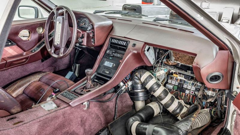 Auch der Innenraum zeigt sich, sagen wir, reichlich nutzwertorientiert. (Bild: Porsche)