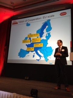Alexander van Delft , Royal DSM NV, Corporate Operations Chairman und Execution Board des niederländisch/belgischen Anwenderverbandes WIB präsentierte in seinem lebhaften und sympathischen Vortrag die Ziele und Herausforderungen der Kooperation von WIB und Namur. (Bild: PROCESS/Kielburger)