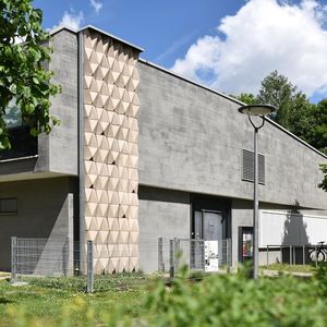 Aufgrund ihres modularen Designs passen die 3D-gedruckten Fassadenelemente in gängige hinterlüftete Fassadensysteme und lassen sich bei Bedarf unkompliziert herausnehmen und reinigen. Dank dieser Wartungsfreundlichkeit bleiben die Nistplätze auch langfristig nutzbar. (Bild:  Technische Universität München)