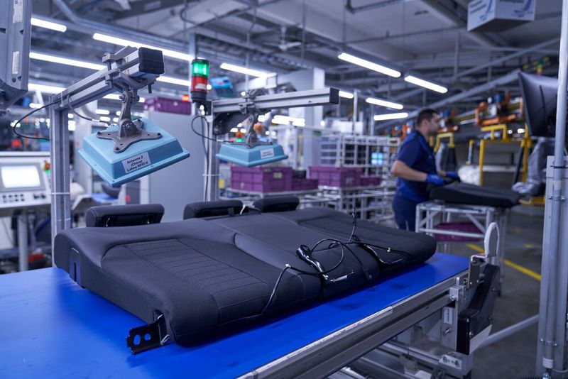 Am Montageband installierte Antennen erfassen alle Bauteile innerhalb eines Fahrzeugs, die mit einem Label versehen sind. (Bild: BMW)