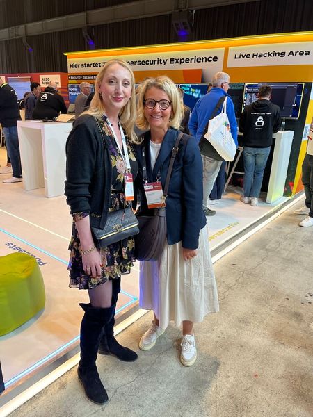 Yvonne Steinmetz (l., Dahua) und Stephanie Steen (IT-BUSINESS) (Bild: Vogel IT-Medien GmbH)