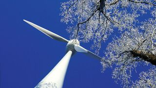 Volle Windkraft voraus: Die J. Schmalz GmbH betreibt zwei Windkraftanlagen mit insgesamt 2100 kW Leistung. (Bild: Schmalz)