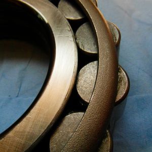 Die Fälscher hatten sich mit der Optik der Lager große Mühe gegeben. Selbst der NSK-Schriftzug sah täuschend echt aus. Am ehesten war der Unterschied zwischen Original und Fälschung noch an der Bearbeitungsqualität einzelner Lagerkomponenten zu erkennen. 