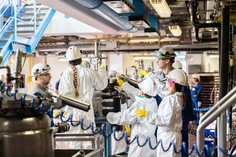 Am bundesweiten Tag der offenen Tür in der chemischen Industrie konnte man auch am Bayer-Standort Bergkamen einen Blick in die Produktionshallen werfen. (VCI)