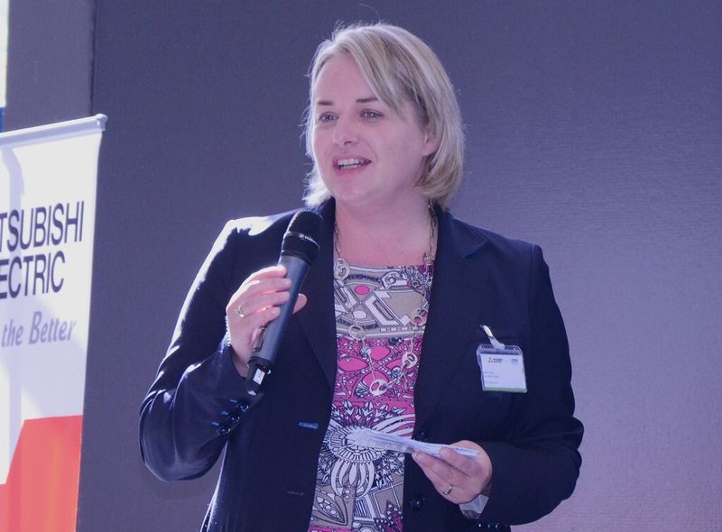 „Meilensteine der CNC-Technik“: Sandra Stoll von der CNC-Arena bei der Laudatio für Hans B. Kief. (Michel)