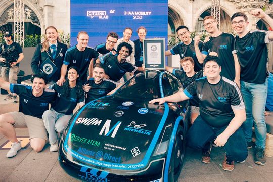 Grund zum Grinsen haben die Studierenden der TU München. Denn sie haben bewiesenermaßen das Elektroauto gebaut, das mit einer Akkuladung weltweit die weiteste Strecke geschafft hat. Dafür gab es jetzt auch einen Eintrag ins Guinnes-Buch der Rekorde.(Bild:  V. Zayika)