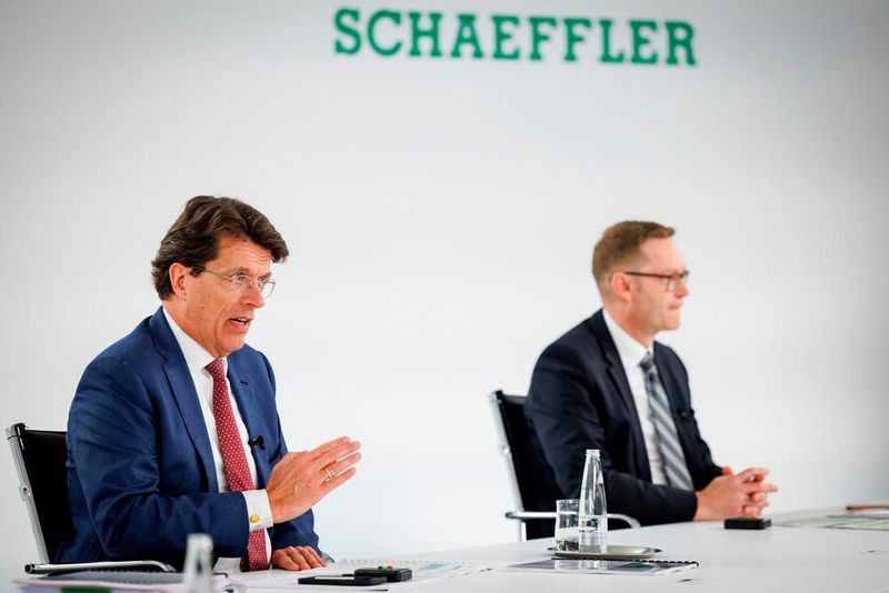Jahrespressekonferenz der Schaeffler AG (von links): Klaus Rosenfeld, Vorsitzender des Vorstands und Claus Bauer, Vorstand Finanzen & IT(Bild:  Schaeffler AG/Daniel Karmann)