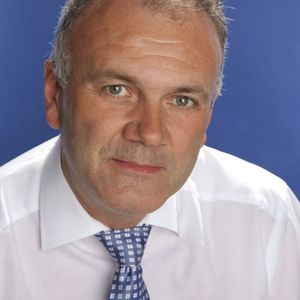 Dipl. Ing. Stefan Bachstein, Technologieleiter bei der Lamilux Heinrich Strunz GmbH: „Im Vergleich zu Stahl und Aluminium führt CFK bei Deckschichten zu einer drei- bis viermal höheren Zugfestigkeit trotz eines 30 bis 50% niedrigen Gewichts." 