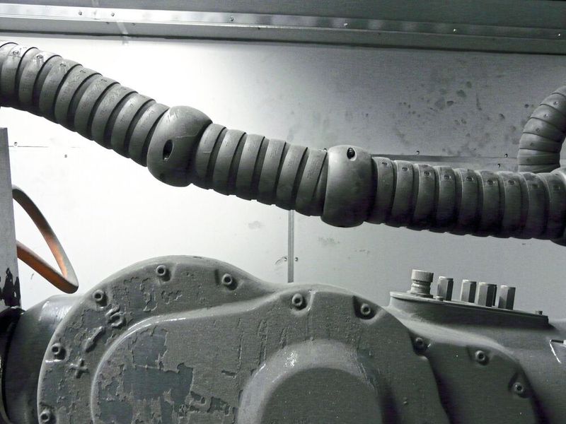 Die geschlossene Triflex-​Kette schützt die elektrischen und pneumatischen Leitungen. (Igus)