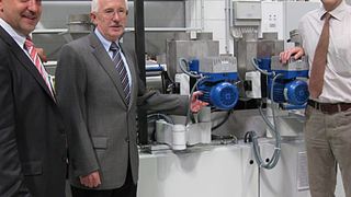 Institutsleiter Prof. Dr. Lothar Kroll, Fachgruppenleiter Dr. Wolfgang Kempt und Dr. Wolfgang Nendel (von links) freuen sich über die erweiterten Forschungsmöglichkeiten mit dem neuen Zweischneckenextruder. Bild: Krauss-Maffei (Archiv: Vogel Business Media)