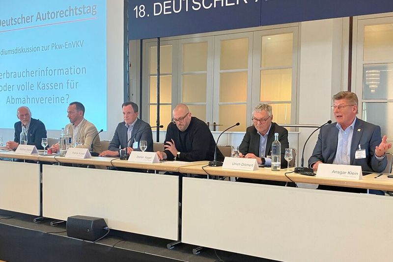 Experten auf dem Autorechtstag im Jahr 2025: (v.r.n.l.) Ansgar Klein (BVfK), Ulrich Dilchert (ZDK), Stefan Vogel (AutoScout24), Patrick Kaiser (Toyota Deutschland), Matthias Giebler (BVfK), Dr. Andreas Ottofülling (Wettbewerbszentrale)(Bild:  Doris S. Pfaff – VCG)