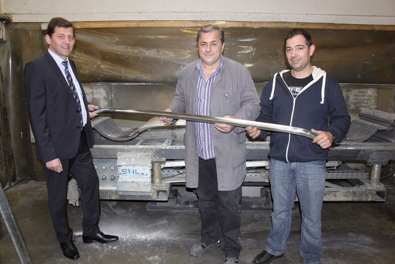 Filippos Divanis und Dimitrios Papazoudis, beide von Papazoudis & Divanis Metallschleiferei und Oberflächentechnik GmbH, und Wilhelm Tillinger, Vertrieb und Anwendungsberatung bei SHL Automatisierungstechnik AG. (von rechts) (Bild: SHL)