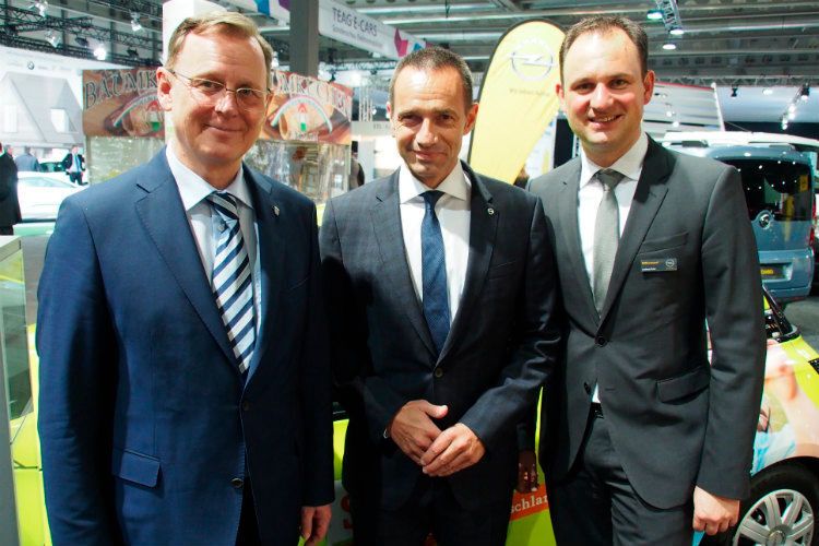 Gruppierten sich beim Messerundgang (v.l.): Ministerpräsident Bodo Ramelow, Jürgen Keller (Opel) und Andreas Peter (Autohaus Peter). (Stephan Richter)