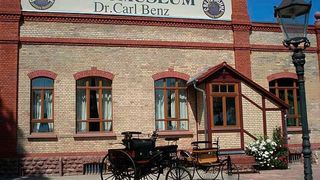 In Mannheim entwickelte Carl Benz seinen Motorwagen. Seine Versuchsfahrten führten ihn oft nach Ladenburg, wo er 1905 das Anwesen am heutigen Dr. Carl Benz-Platz erwarb. Draußen vor den Toren der Stadt entstand zur gleichen Zeit die Fa. C. Benz Söhne, in der sich seit 2004 das Automuseum Dr. Carl Benz befindet. (Foto: Automuseum Dr. Carl Benz)