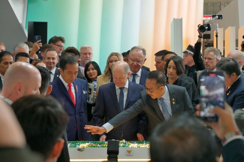 Der Rundgang der beiden Regierungschefs startet bei den Unternehmen aus Indonesien. Viele von ihnen präsentieren nachhaltige Ideen und heimische Produktionen. (Bild: Sandro Kipar/VCG)