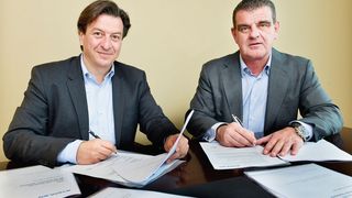 Unia-Industriechef Corrado Pardini und Peter Spuhler, CEO und Inhaber von Stadler Rail, bei der Unterzeichnung des GAV. (Bild: Peter Mosimann)