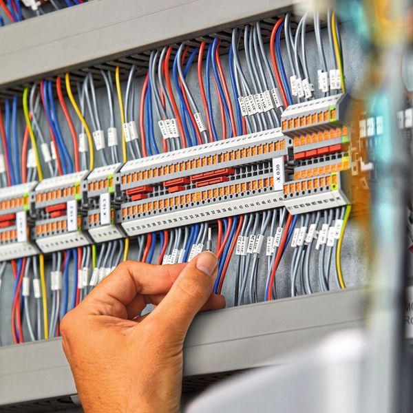 Verdrahtungsrichtung macht übersichtlich: die Markierung garantiert eine gute Lesbarkeit, und der Leiteranschluss ist deutlich durch den herabgesetzten Pusher quittiert. (Bild: Phoenix Contact)