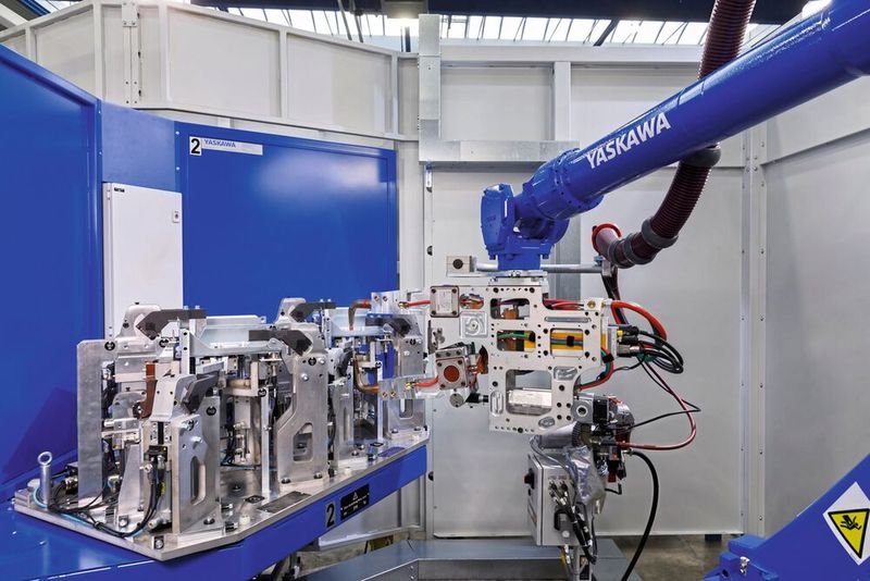 Der Punktschweißroboter der SP-Serie geht mit seiner Leichtbau-Servozange dynamisch und hochpräzise ans Werk. (Bild: Yaskawa Europe)