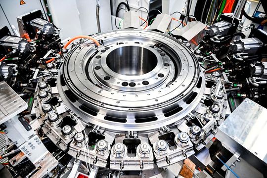 Schaeffler legt den AMB-Fokus auf neue Lagersysteme für Werkzeugmaschinen. Ein Beispiel aus der Praxis betrifft etwa den Einsatz eines YRTC-Axial-Radial-Rollenlagers, das einen neuen Rundtaktautomaten von Strama-MPS zur Präzision verhilft.(Bild:  Strama-MPS)