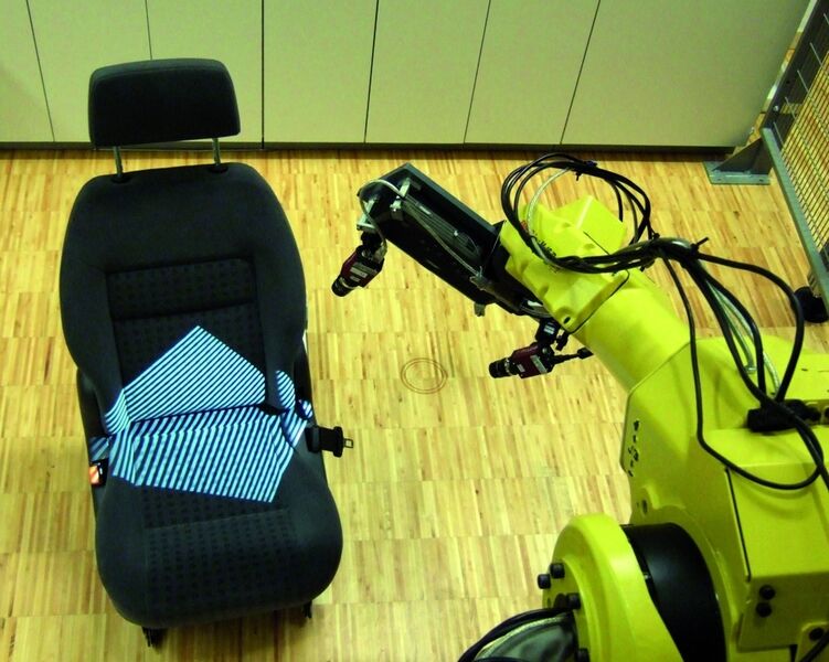 Bild 3: Robotergeführtes 3D-Messsystem Kolibri-Robot im Messeinsatz. Bilder: Fraunhofer IOF (Archiv: Vogel Business Media)