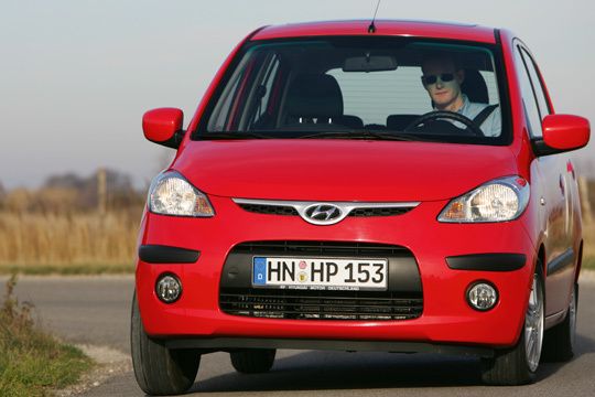 Hyundai: Die Südkoreaner gelten für viele als Gewinner der vergangenen Jahre. Das kann man von den Fahrern nicht wirklich behaupten: Sie sind eher Durchschnittstypen. Weichen sie ab, dann eher positiv: So werden Hyundai-Fahrer als weltoffen (69 Prozent) und umweltbewusst (76 Prozent) eingeschätzt. Zudem gelten sie als überwiegend fröhlich (59 Prozent). Bei Beruf und Einkommen belegen sie eher das untere Ende der Spannbreite – ähnlich wie Ford-Fahrer: Die Befragten rechnen mit einer niedrigen bis mittleren Berufsposition (98 Prozent) und entsprechend geringem Einkommen von 1.500 Euro. (Archiv: Vogel Business Media)