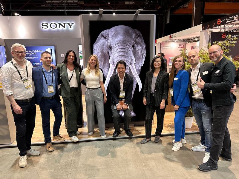 Achtung - Elefant im Anmarsch! Das Sony Team hat auf ihrem Stand definitiv für einen Eyecatcher gesorgt. (Bild: Vogel IT-Medien GmbH)
