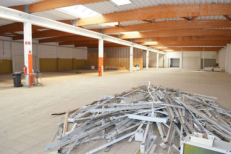 Bislang ist innen lediglich die Trennwand... (Foto: Rehberg)