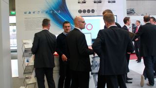 Chiron zeigte auf der Hausmesse Open House vom 9. bis 11. März zahlreiche innovative Technologien und Anwendungen für höchste Präzision und Dynamik. Erstmals präsentierten sich auf der Open House alle Mitglieder der Unternehmensgruppe: neben Chiron auch Stama, Scherer und CMS. (Bild: Sonnenberg)