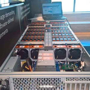 Der neue Hybrid Storage Server aus der Reihe Ultrastar fasst 60 HDDs, davon maximal 24 SSDs mit den Anschlussoptionen SAS und SATA sowie acht SSDs mit den Anschlussoptionen SAS, SATA und NVMe.