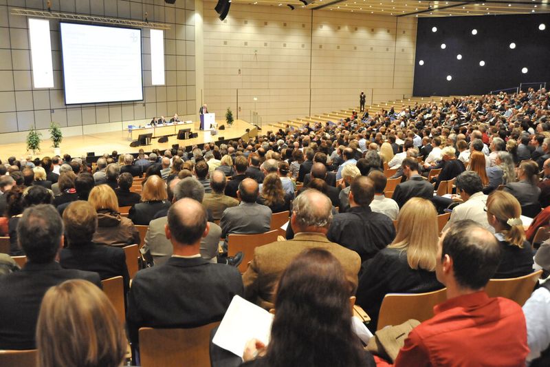 Gut besuchte Informationsveranstaltungen des VCI zu Reach und GHS zeugen von der anhaltenden Aktualität der Thematik. Hier informierte der VCI rund 1000 Firmenvertreter über die neuesten Entwicklungen rund um das europäische Chemikalienrecht. (VCI)