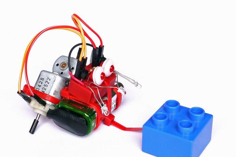 Das Gehirn von Mibo besteht aus einem kleinen Breadboard. Dort sind die Fototransistoren, farbige LEDs, Transistoren und Widerstände aufgesteckt. (Variobot Mibo)