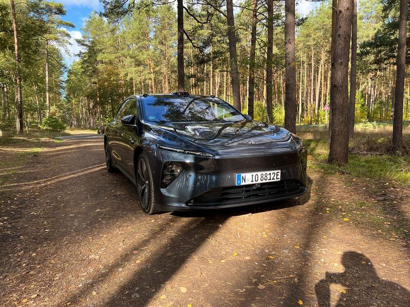 Mein Verbrauch mit der großen Batterie und Allradantrieb (480 kW) liegt nach der Testfahrt bei 20,7 kWh. Für die kleinere Batterie gibt der Hersteller 19,3 bis 22,3 kWh auf 100 km an. Mit einem cW-Wert von 0,208 ist der ET 7 in der Region der EQS Limousine von Mercedes-Benz. Das dürfte ein direkter Wettbewerber für die Chinesen sein. Doch beginnt die E-Limousine mit Stern bei knapp 110.000 Euro. Nios ET 7 startet beim Kauf bei 70.000 Euro.  (Bild: Dirk Kunde / Vogel Communications Group)