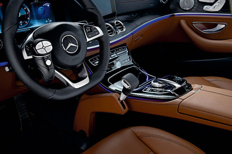 Eigenständige Bedienelemente wie in diesem Mercedes machen es für behinderte Menschen möglich, mobil zu bleiben. (Daimler AG)