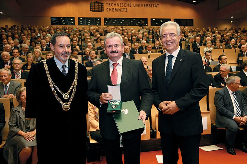 Im Rahmen eines Symposiums wurde Prof. Dr. Reimund Neugebauer vom sächsischen Ministerpräsidenten Stanislaw Tillich (r.) mit dem Sächsischen Verdienstorden ausgezeichnet. Zu den ersten Gratulanten zählte TU-Rektor Prof. Dr. Arnold van Zyl. (Bild: TU Chemnitz/Peter Schubert)