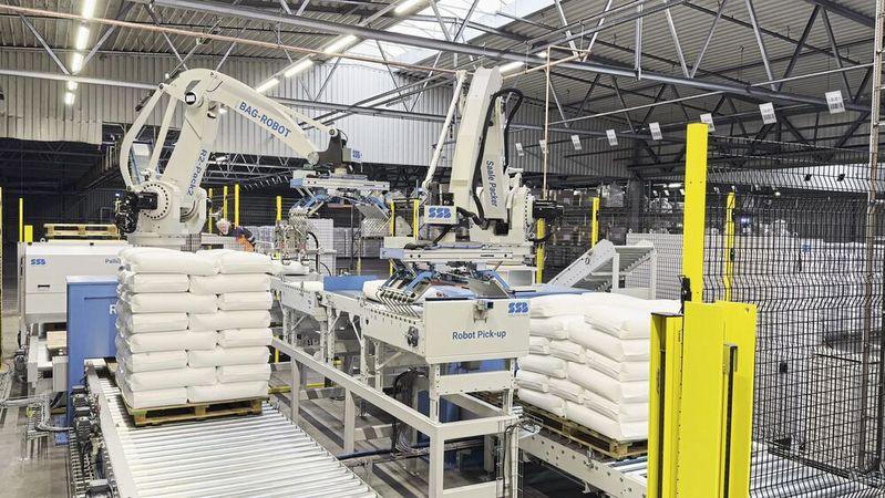 Zwei Roboter übernehmen die vollautomatische Palettierung von FFS-Säcken mit Leistungen bis zu 2.400 Säcken pro Stunde. (Bild:  SSB-Waagen)