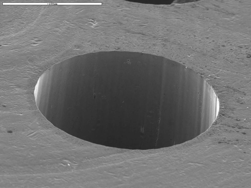Optische Technologien sichern Wachstumskurs der Photovoltaik: Laserbohren von Silizium.  (Bild: Messe München)