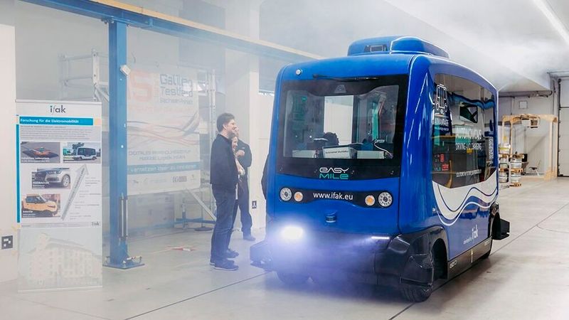 Das autonome Shuttle des KI-Projekts in Magdeburg bei einer Demonstration der Senordaten mit künstlichem Nebel.(Bild:  Jana Dünnhaupt/Uni Magdeburg)
