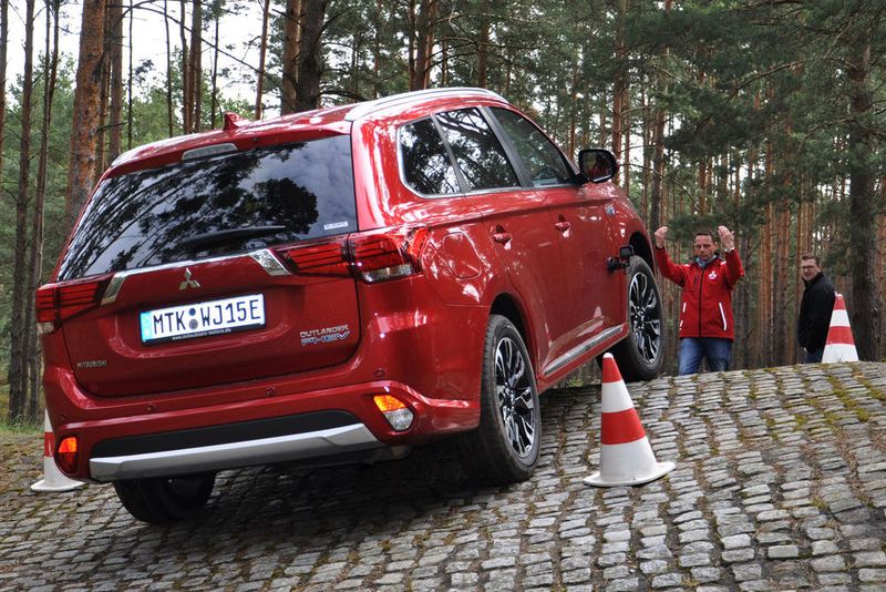 ... dass sich der Plug-in-Hybrid auch abseits geteerter Straßen zurechtfindet. (Seyerlein/»kfz-betrieb«)