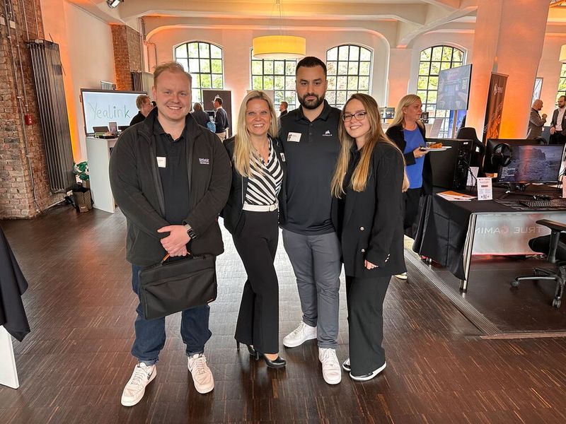 (v. l.) Charly Engelhardt (Littlebit), Anja Müller (Cherry), Okan Oguz (Corsair) und Leonida Reci (Littlebit) kennen sich mit Gaming Produkten sehr gut aus. (Bild: Vogel IT-Medien)