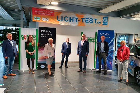 Eröffnung des Lichttests 2020 in NRW: (v. li.) Helmut Barek, Vorsitzender Verkehrswacht Gelsenkirchen; Britta Zur, Polizeipräsidentin; Dietlinde Stüben-Endres, Obermeisterin Vestische Kfz-Innung Gelsenkirchen/Recklinghausen; Herbert Reul, NRW-Innenminister; Peter Schlanstein, Vizepräsident Landesverkehrswacht NRW; Frank Mund, Präsident Verband des Kfz-Gewerbes NRW, und Martina Rudowitz, Bürgermeisterin Gelsenkirchen. (Bild:  Kfz-Gewerbe NRW)