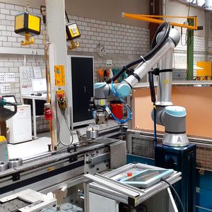 ZF Friedrichshafen setzt das Vision-basierte Robotersteuerungssytem Mirai von Micropsi Industries ein, um Metallringe mit variabler Position automatisiert auf ein Förderband zu legen.(Bild:  Micropsi Industries)