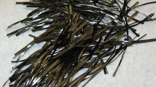 Dem STFI ist es im Jahr 2005 gelgungen, die Vliesbildung unter Verwendung von Primär-Carbonfasern mit mehr als 50 mm Länge mit Hilfe des Kardierverfahrens nachzuweisen. (Bild: STFI)