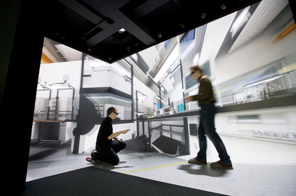 Im Immersive Engineering Lab des Fraunhofer IAO lässt sich eine komplette Fabrikhalle im Maßstab 1:1 in 3D darstellen. (Bild: Fraunhofer)