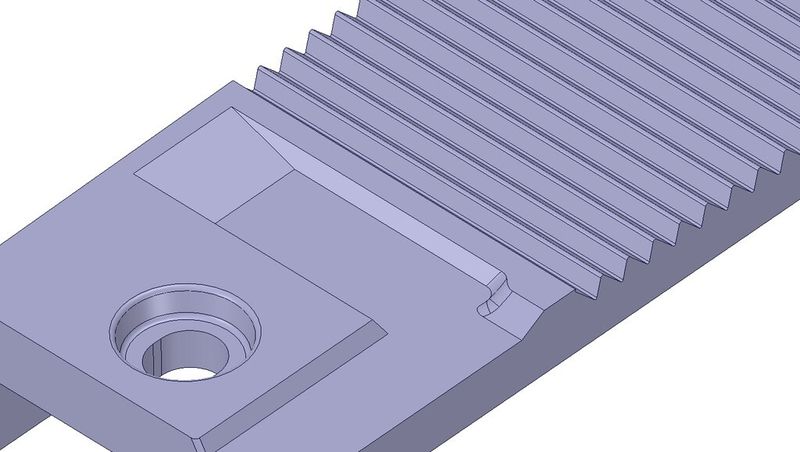 Bild 3 – Zahnplatte aus der Autoindustrie, gefräster Prototyp, geplantes Druckguss-Sinterteil. (Bild: Soluma)