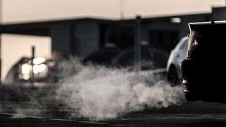 Wirklich so schädlich? Dieses Bild soll bald der Vergangenheit angehören, wenn es nach der Politik geht. Denn der Verbrennungsmotor steht auf der Verbannungsliste. Doch Experten vom VDMA sehen das kritisch und aus anderen Blickwinkeln. (Bild: Oxytox)