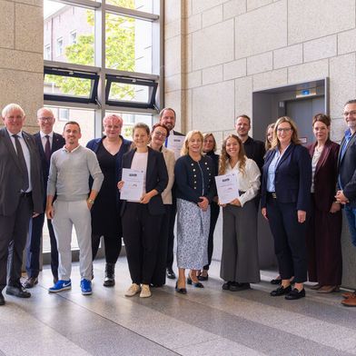 NRW-Gesundheitsminister Laumann (3.v.l.): „Es ist wichtig, dass wir die Digitalisierung für eine gute und effiziente Versorgung in Gesundheitswesen und Pflege weiter vorantreiben.“ (© Foto: MAGS NRW )