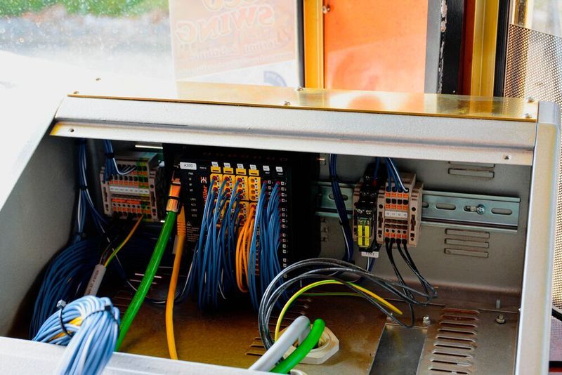 Das Steuerpult des Twister, auf aktuellem technischem Stand, steuert neben der Bedienung des Karussells auch die gesamte Lichttechnik. (Weidmüller)